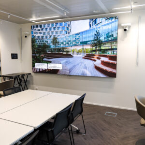 Salle de réunion avec écran